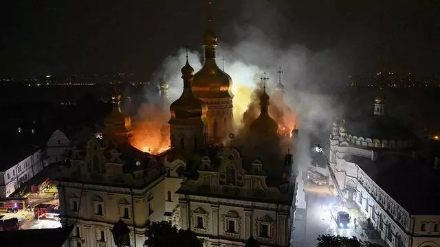 Un ataque ruso destruye parte de una catedral de Kiev