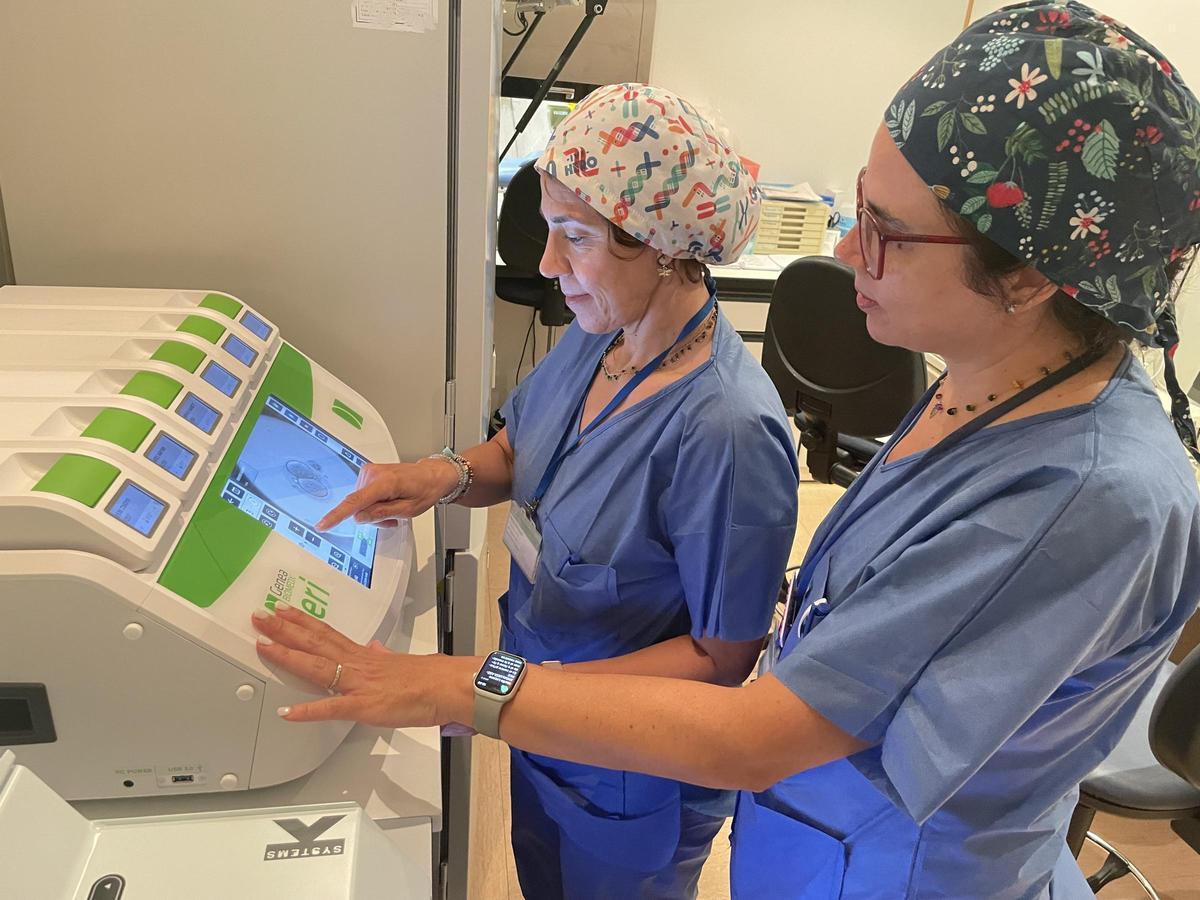 El hospital Reina Sofía incorpora una incubadora para mejorar el cultivo de embriones en pacientes de fecundación in vitro.