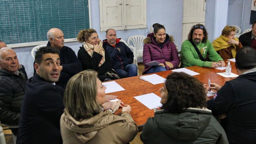 El presidente provincial del PP, Luis López,  mira a la cámara en la reunión de ayer en la sede del partido en Moaña. |   // SANTOS ÁLVAREZ