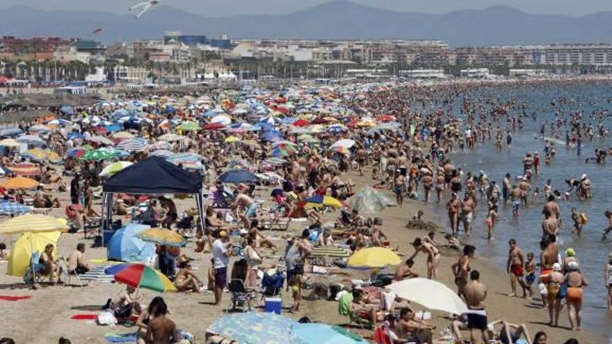 Las playa de la Malva-rosa ha registrado una gran asistencia a comienzos del verano.