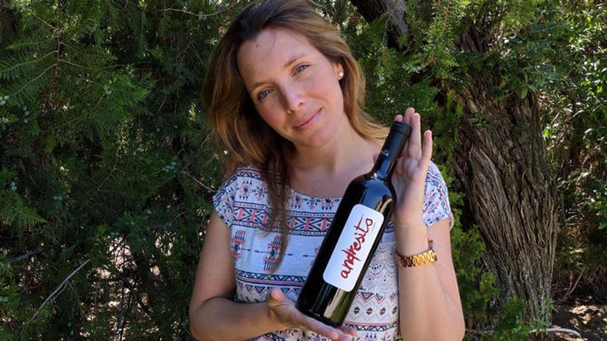 La enóloga Isabel Montes-Jovellar muestra la botella de Andresito crianza 2014.