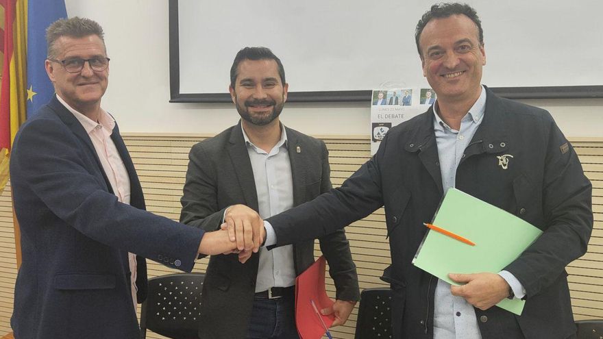 Los representantes del PSOE, PP y Més l’Alcora evidenciaron su unión por el sector cerámico de Castellón. | JAVIER NOMDEDEU