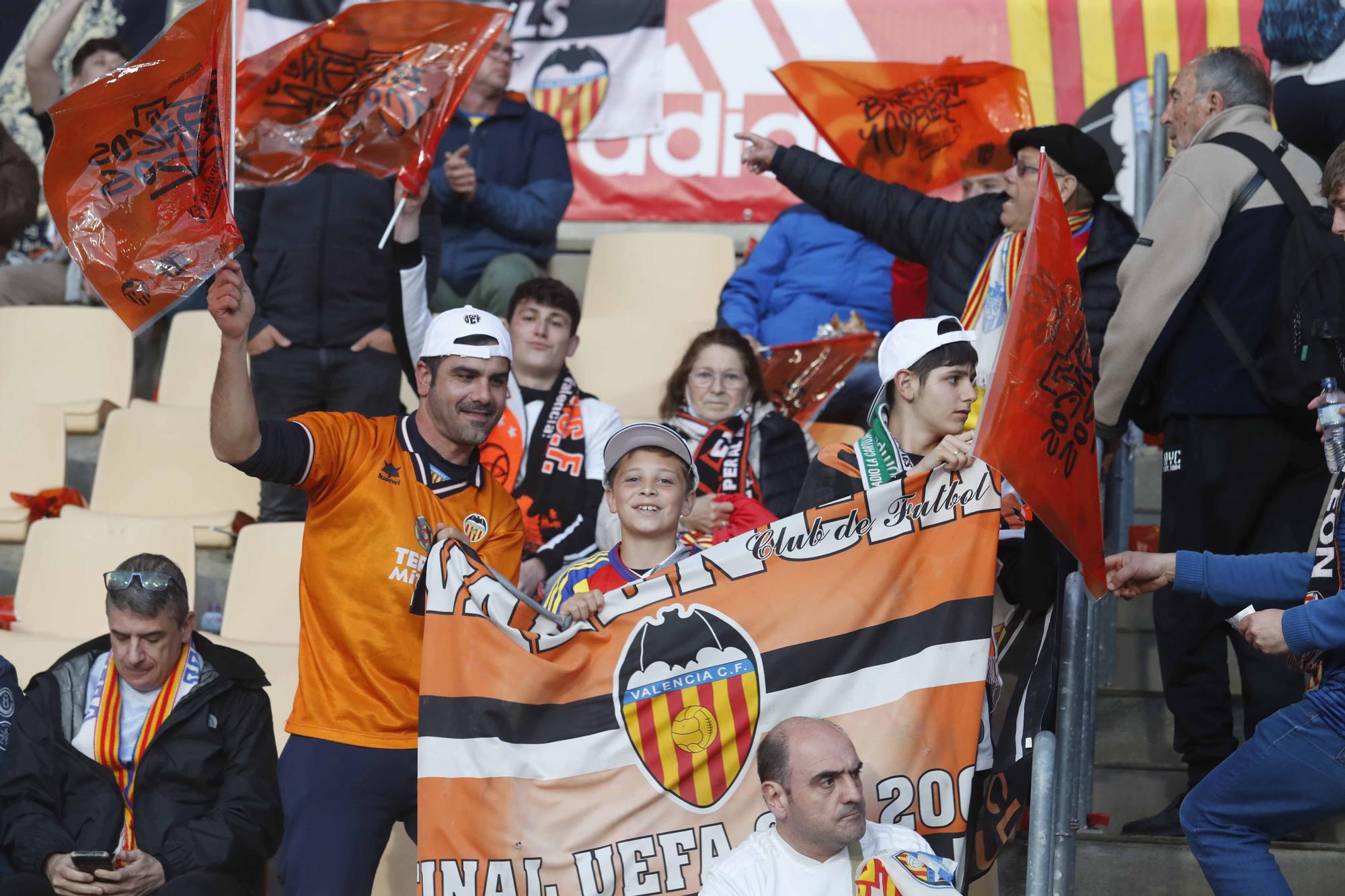 La afición valencianista llena de color el estadio de la Cartuja