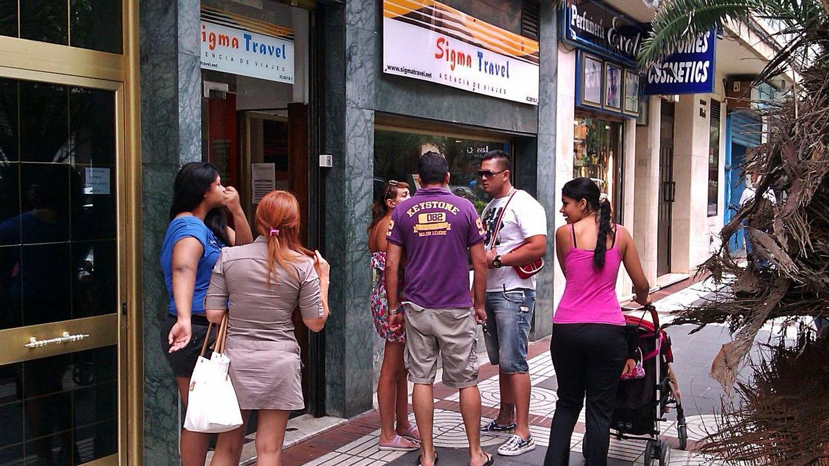 Clientes en el exterior de la agencia de viajes Sigma Travel en agosto de 2013, cuando se denunció la estafa.