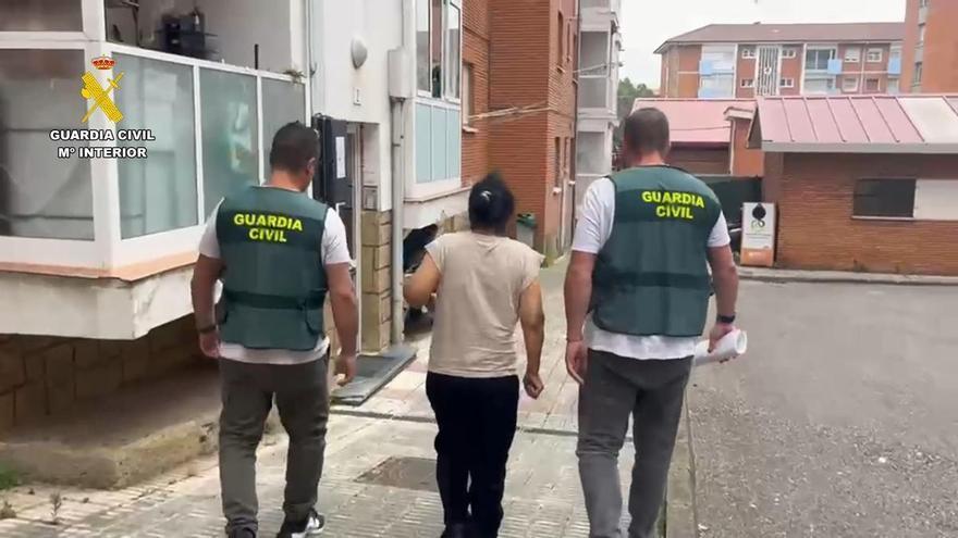La Guardia Civil detiene a la mujer que hurtaba al descuido en viviendas habitadas en la Comarca de la Sidra