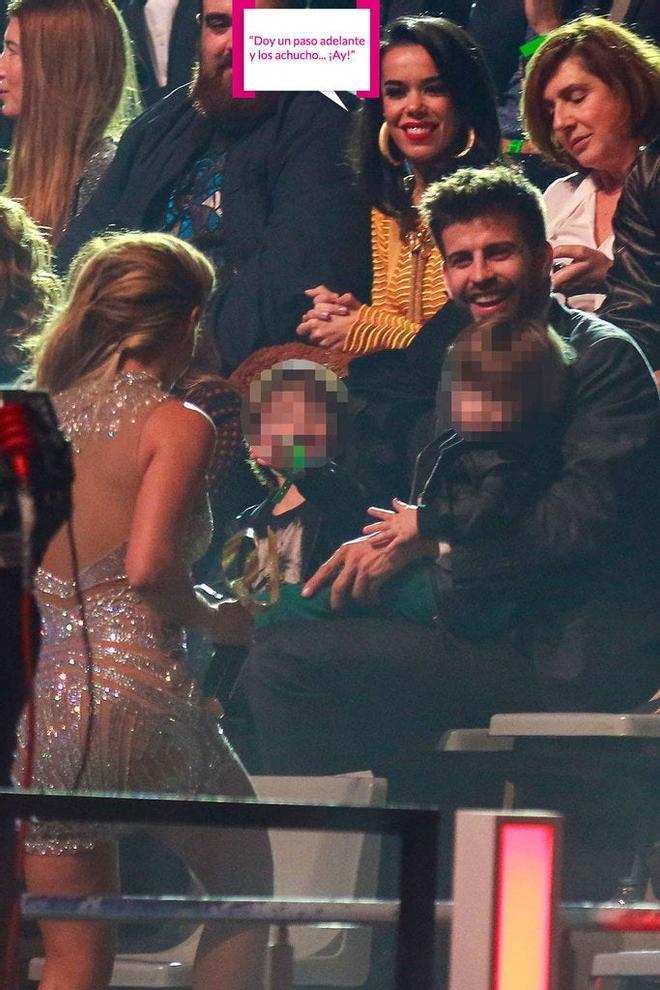 Shakira y Piqué con los niños en los 40