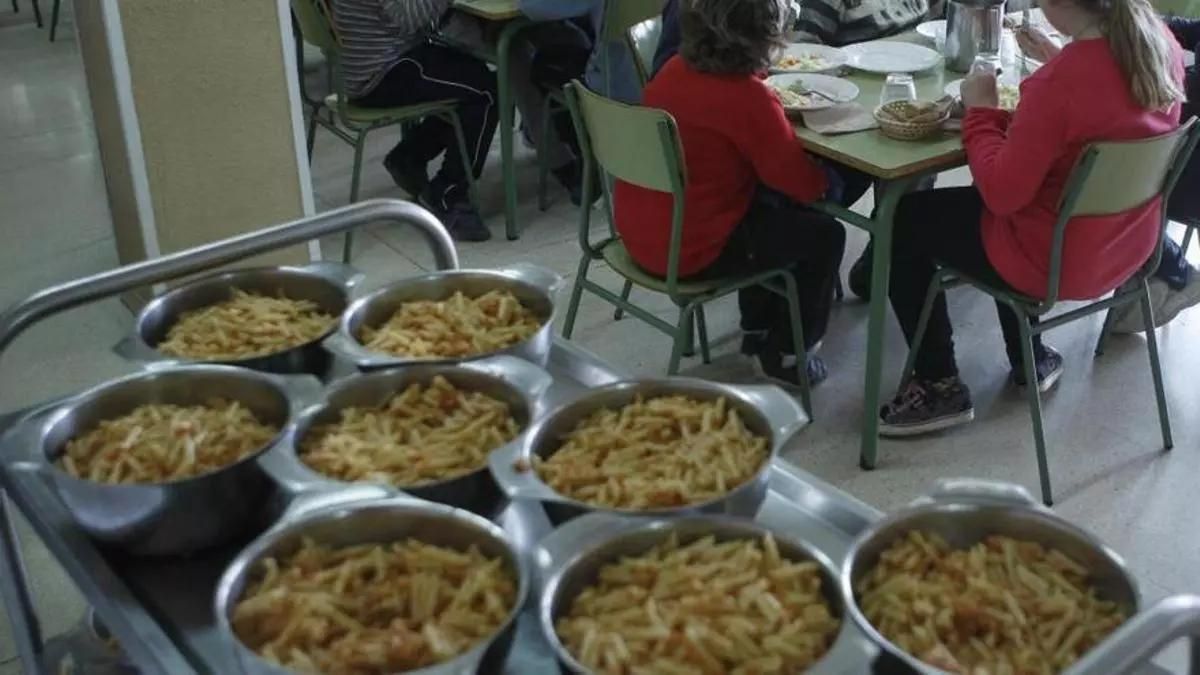 Nños almuerzan en un comedor escolar.