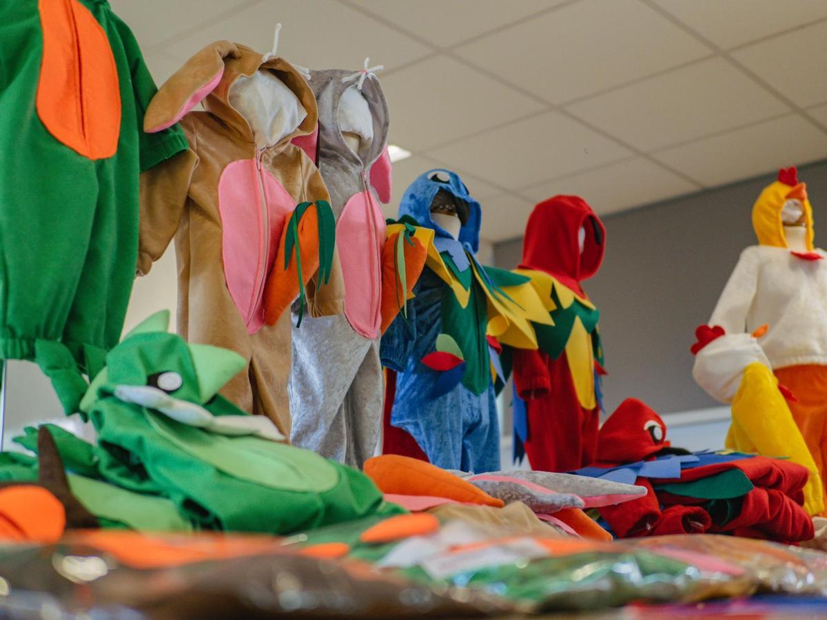 Detalle de algunos disfraces elaborados en el taller y que se donarán a familias sin recursos.