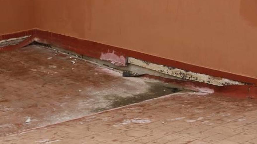 El pavimento que hay junto al edificio de El Gallo Rojo tiene un desnivel de varios centímetros.