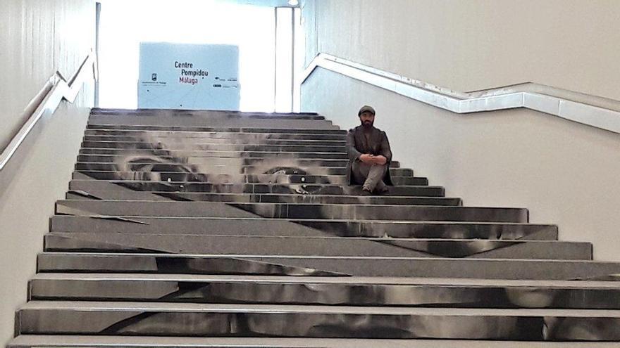 Puche, en la escalera que ha intervenido del Pompidou.