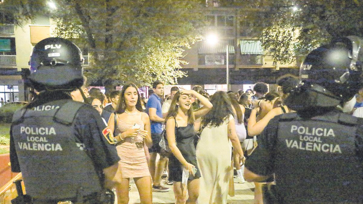 La Policía Local de València desalojando la plaza de Honduras ante la intensa masificación del espacio.