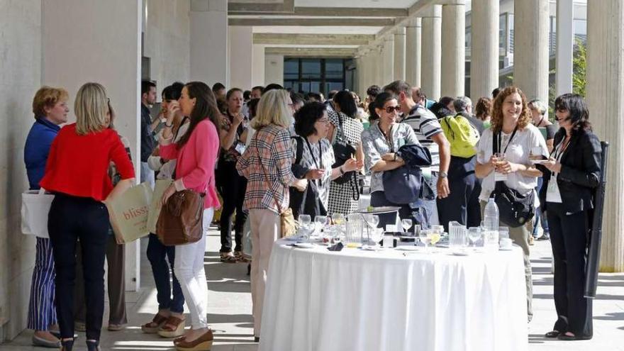 Los asistentes al congreso de docencia, en un decanso, ayer en Económicas. // Marta G. Brea