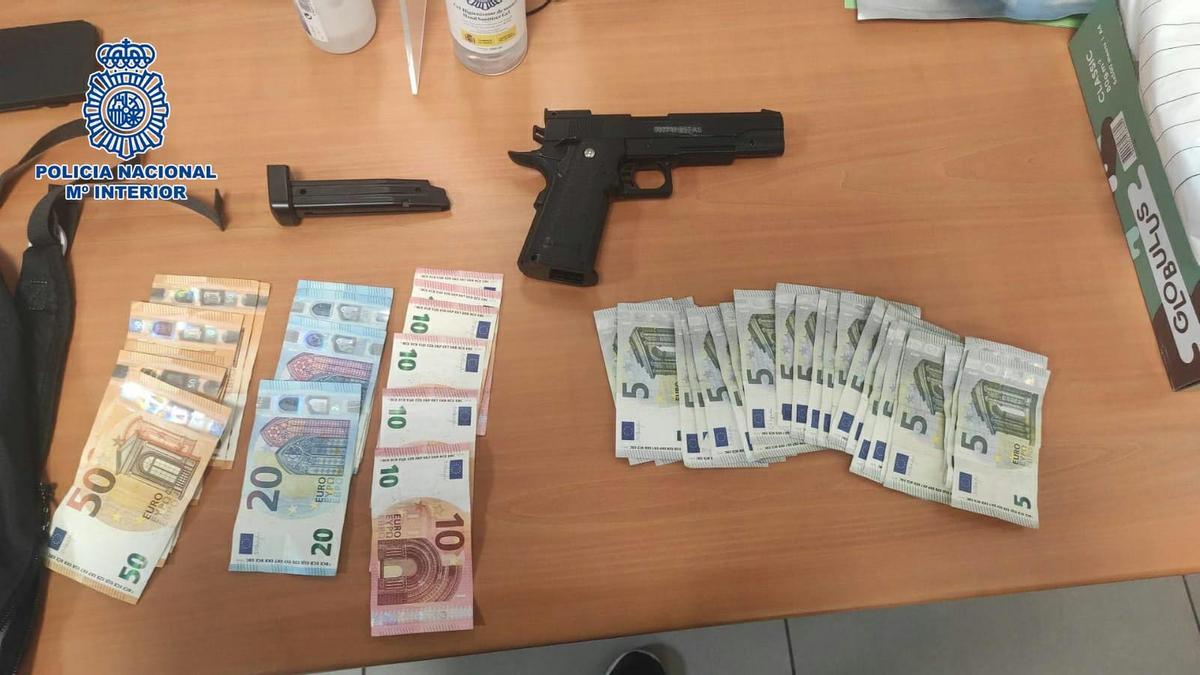 Pistola y dinero intervenido al sospechoso.