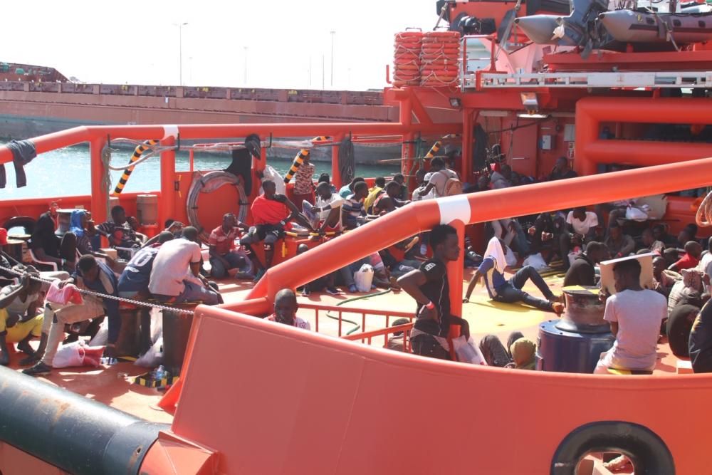 Inmigrantes esperando ser desembarcados en el Puerto de Málaga.