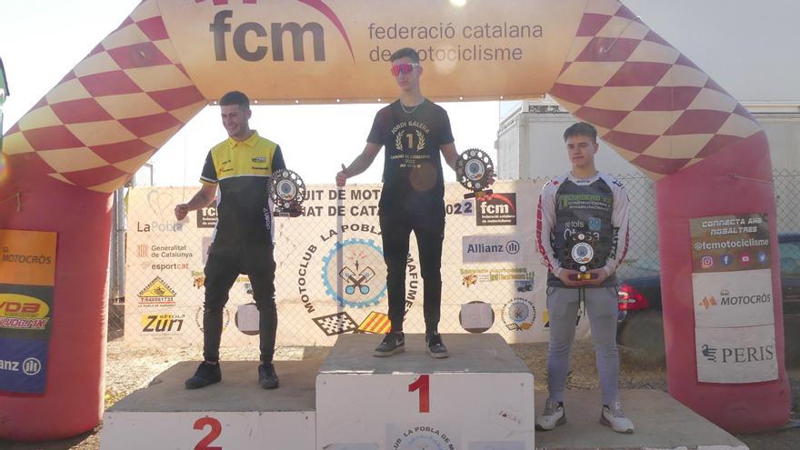 Jordi Galera, al centre del podi amb el trofeu de la categoria sub-18 de motocròs