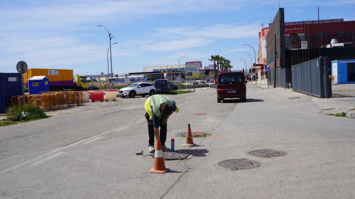 Un operario trabajando en las obras de Via Majòrica. | AY. MANACOR