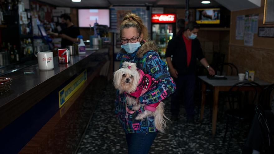 Clientes en un bar de Verín, ayer, horas antes del cierre voluntario durante diez días.