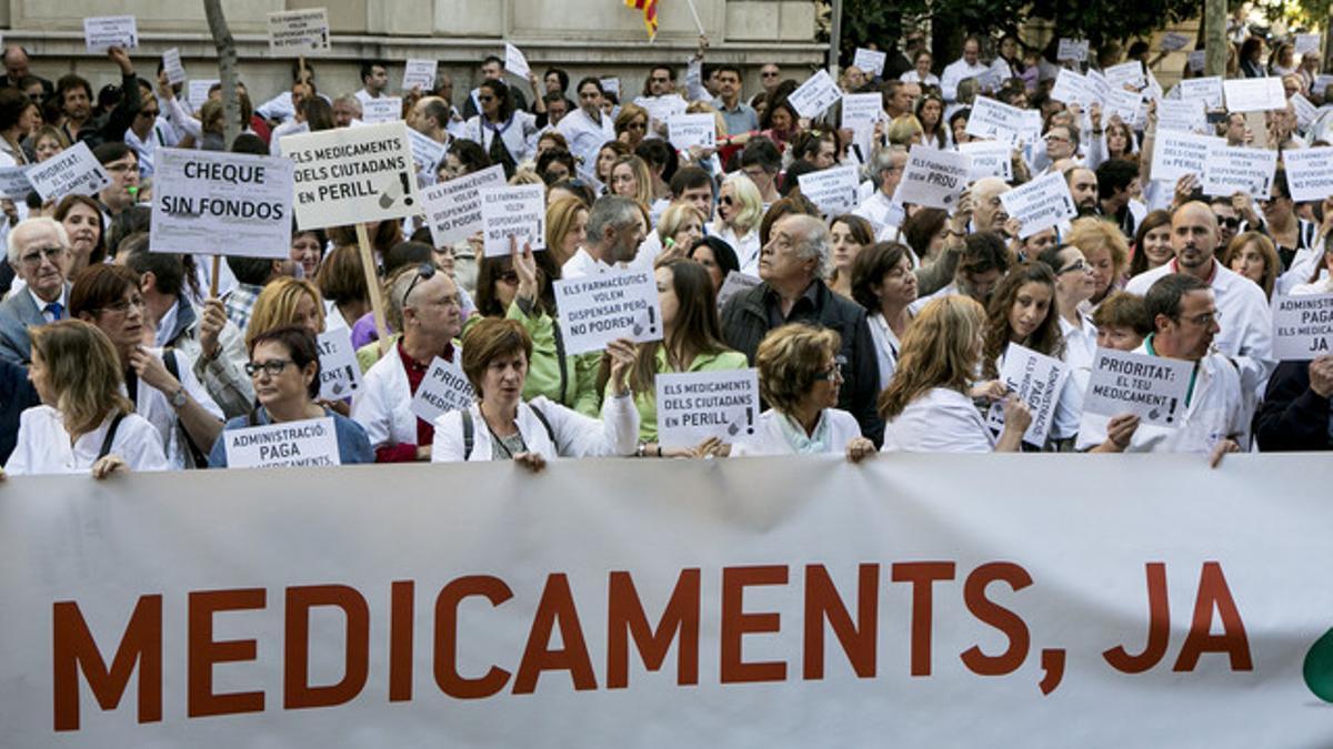 Protesta de farmacéuticos por el impago de la Generalitat, en noviembre del 2013, cuando el retraso era de 4 meses.