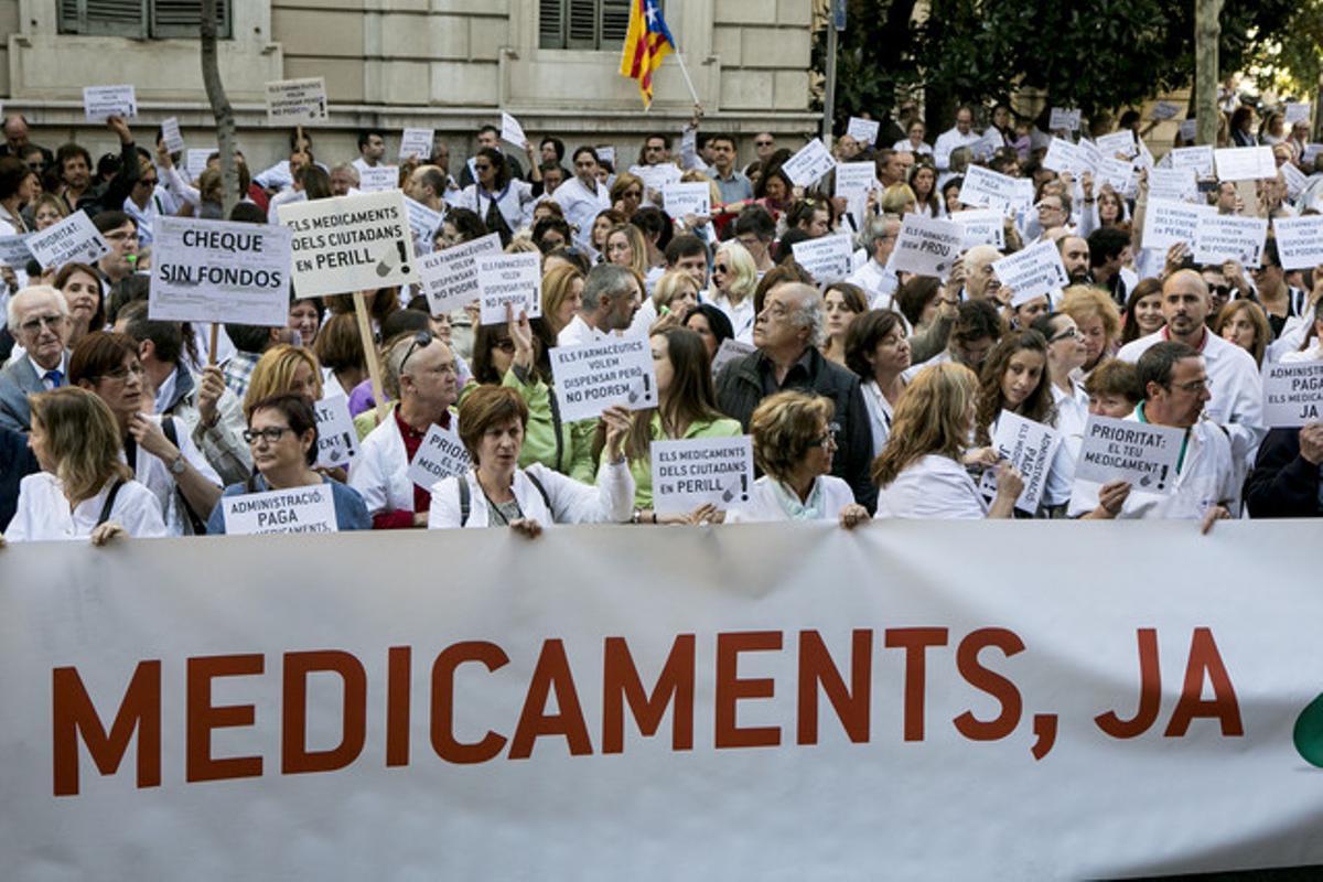 Protesta de farmacéuticos por el impago de la Generalitat, en noviembre del 2013, cuando el retraso era de 4 meses.