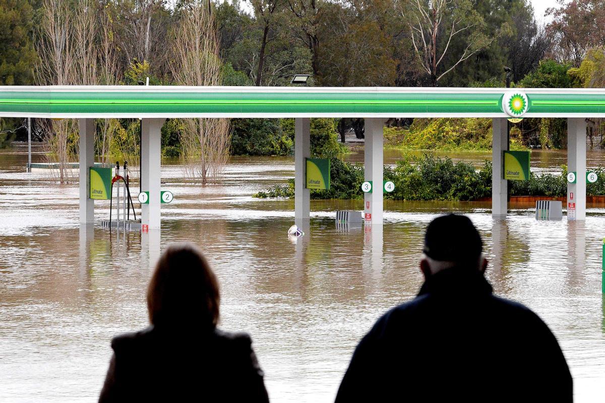 Miles de australianos recibieron la orden de evacuar sus hogares en Sydney el 3 de julio cuando la lluvia torrencial azotó la ciudad más grande del país y las inundaciones inundaron sus afueras.