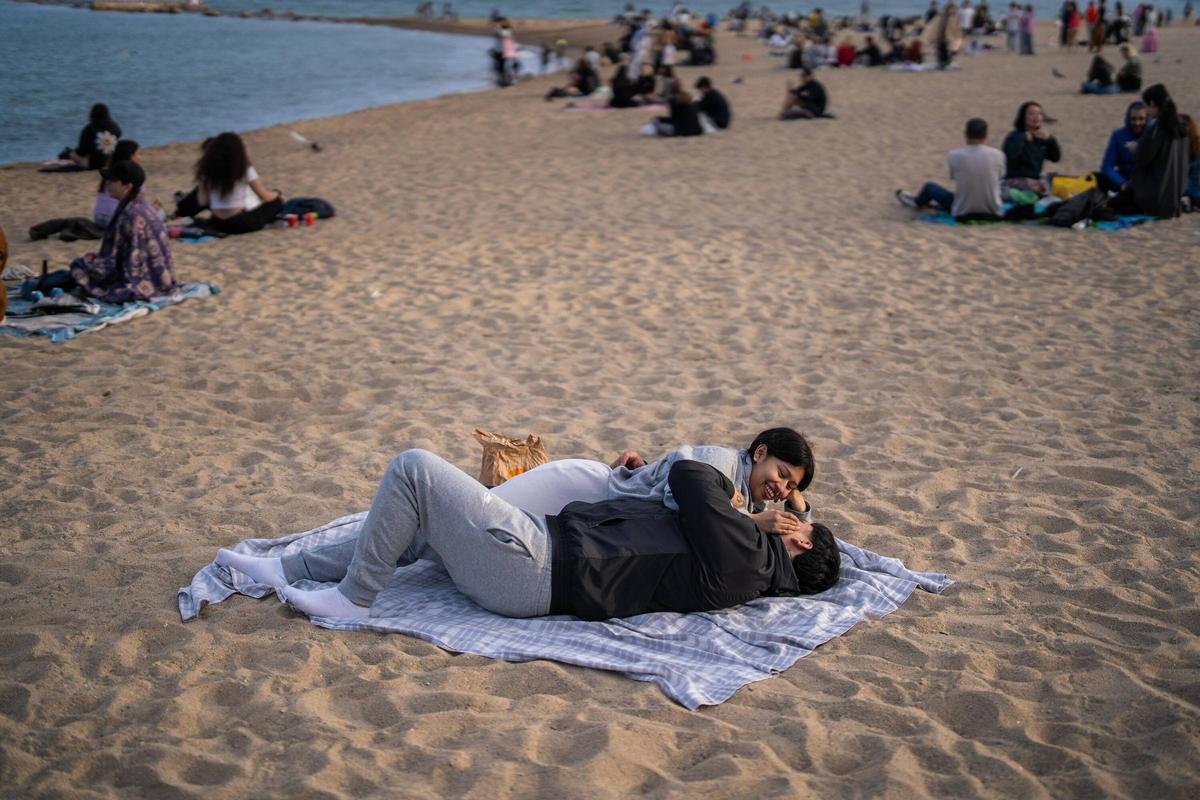 La primavera da inicio a la temporada de baño en las 10 playas de Barcelona, con restricciones por la sequía