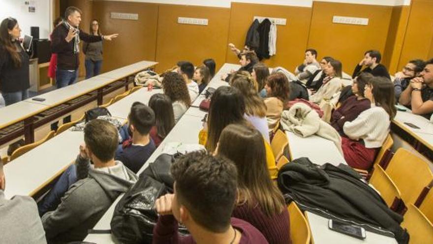 El vicerrector i l&#039;equip del deganat donant explicacions als alumnes