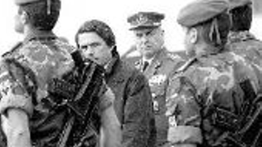 Aznar impone cruces de guerra a los soldados que tomaron Perejil