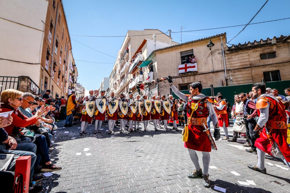 El emblema de la cruz luce en Alcoy con una espectacular Entrada Cristiana