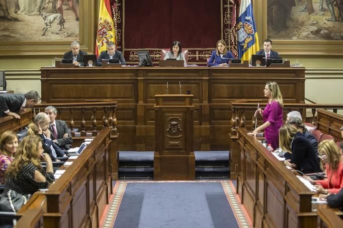 Delia Padrón parlamento de Canarias , presidente Fernando Clavijo CC . Santa Cruz de Tenerife