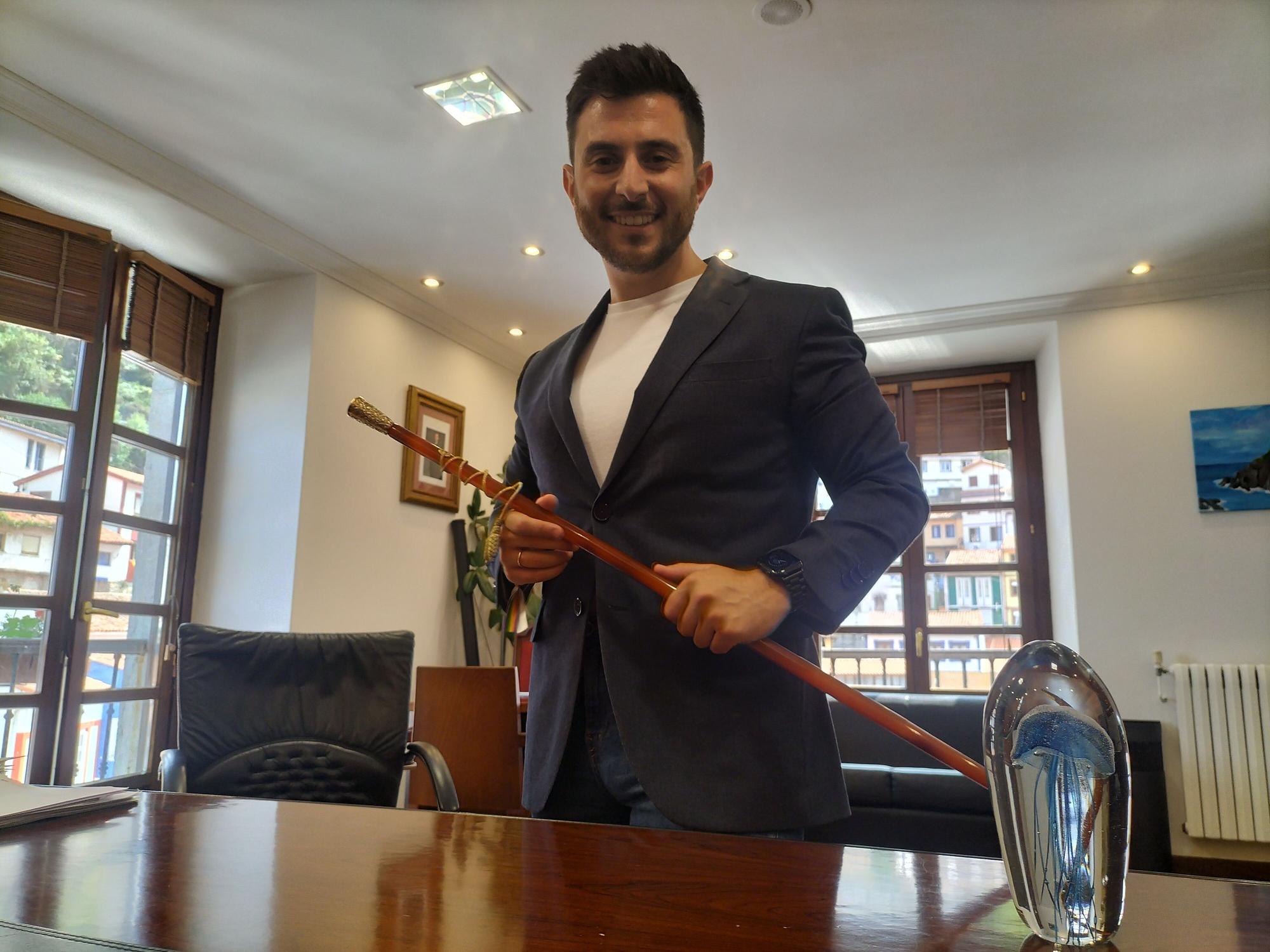 Carlos Valle Ondina en su despacho, con el bastón de mando.