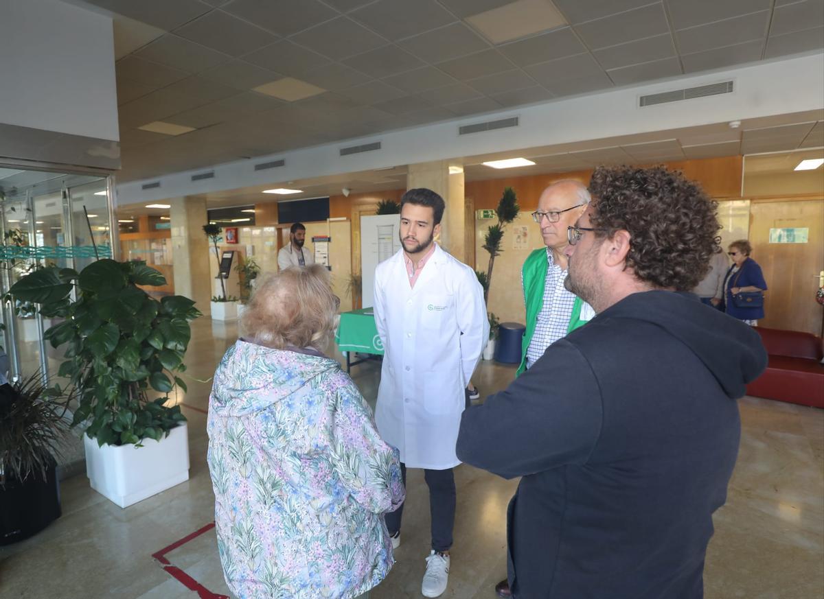 Ismael Perisé conversa con una pareja sobre sus investigaciones en el Miguel Servet.