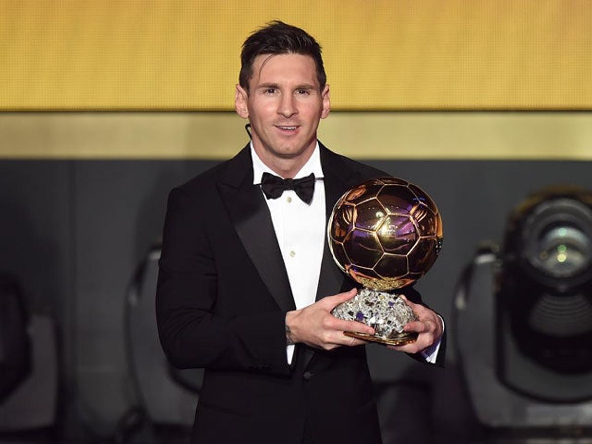 Lionel Messi sigue recogiendo premios. El futbolista argentino del Barça recibió ayer su quinto Balón de Oro. Messi sorprendió con su discreto look para recoger el galardón y escogió un esmoquin negro con camisa blanca de Giorgio Armani.