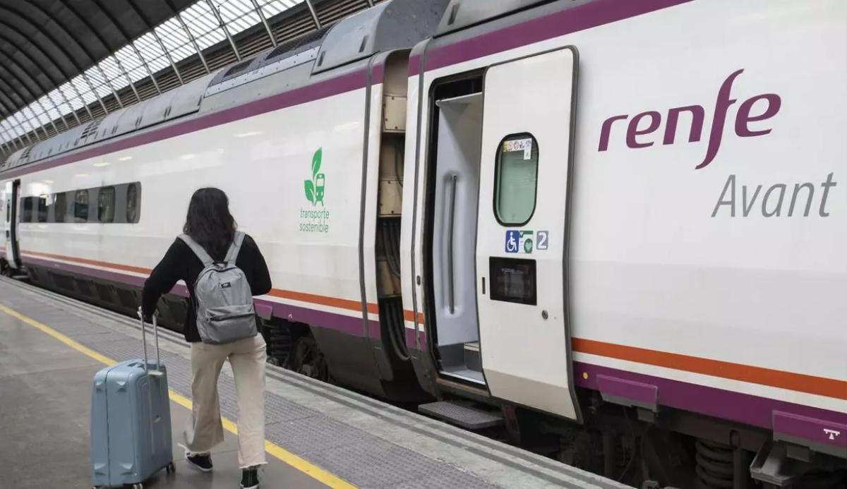 Una passatgera abans de pujar al tren, en una imatge d’arxiu