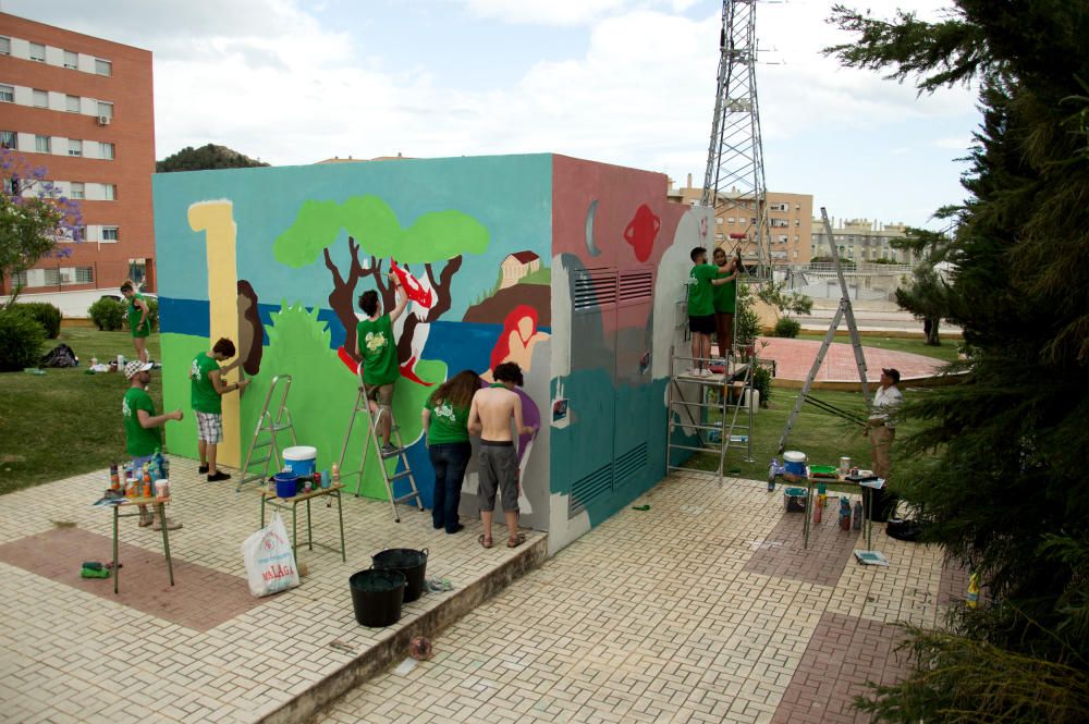 Una veintena de alumnos de Bachillerato de Arte del IES Universidad Laboral transforma en tres días un pintarrajeado depósito de agua de Parques y Jardines en una obra de arte.