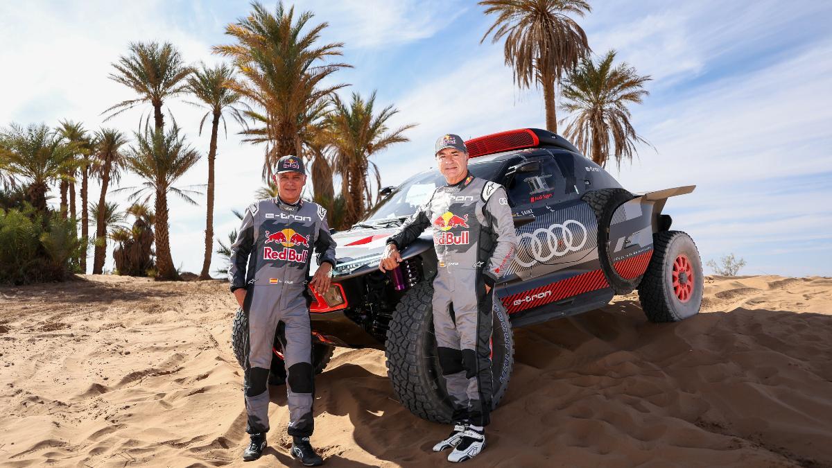 Lucas Cruz y Carlos Sainz, frente a su poderoso Audi RS Q e-tron para el dakar 2024