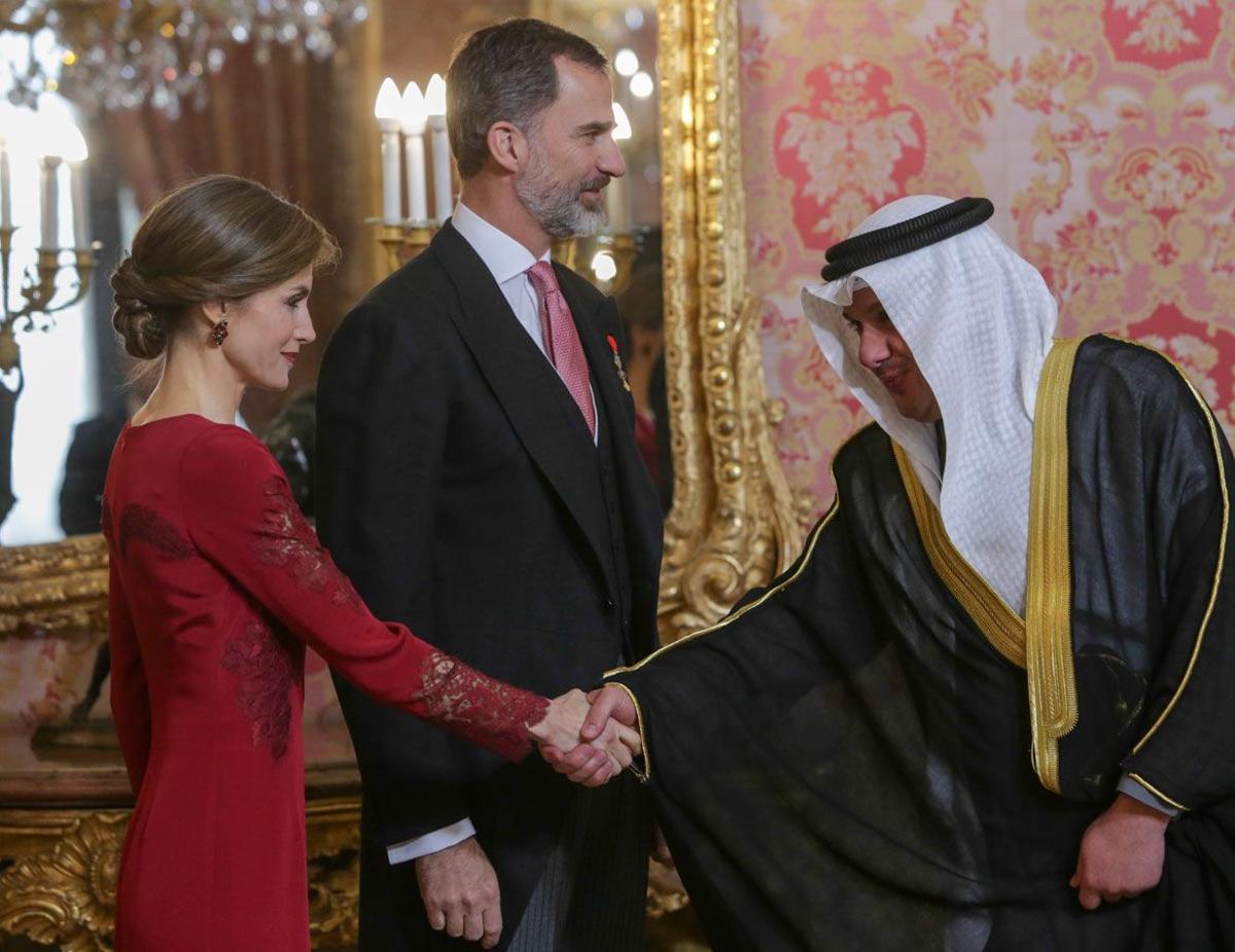 Detalle de encaje del vestido rojo de Felipe Varela