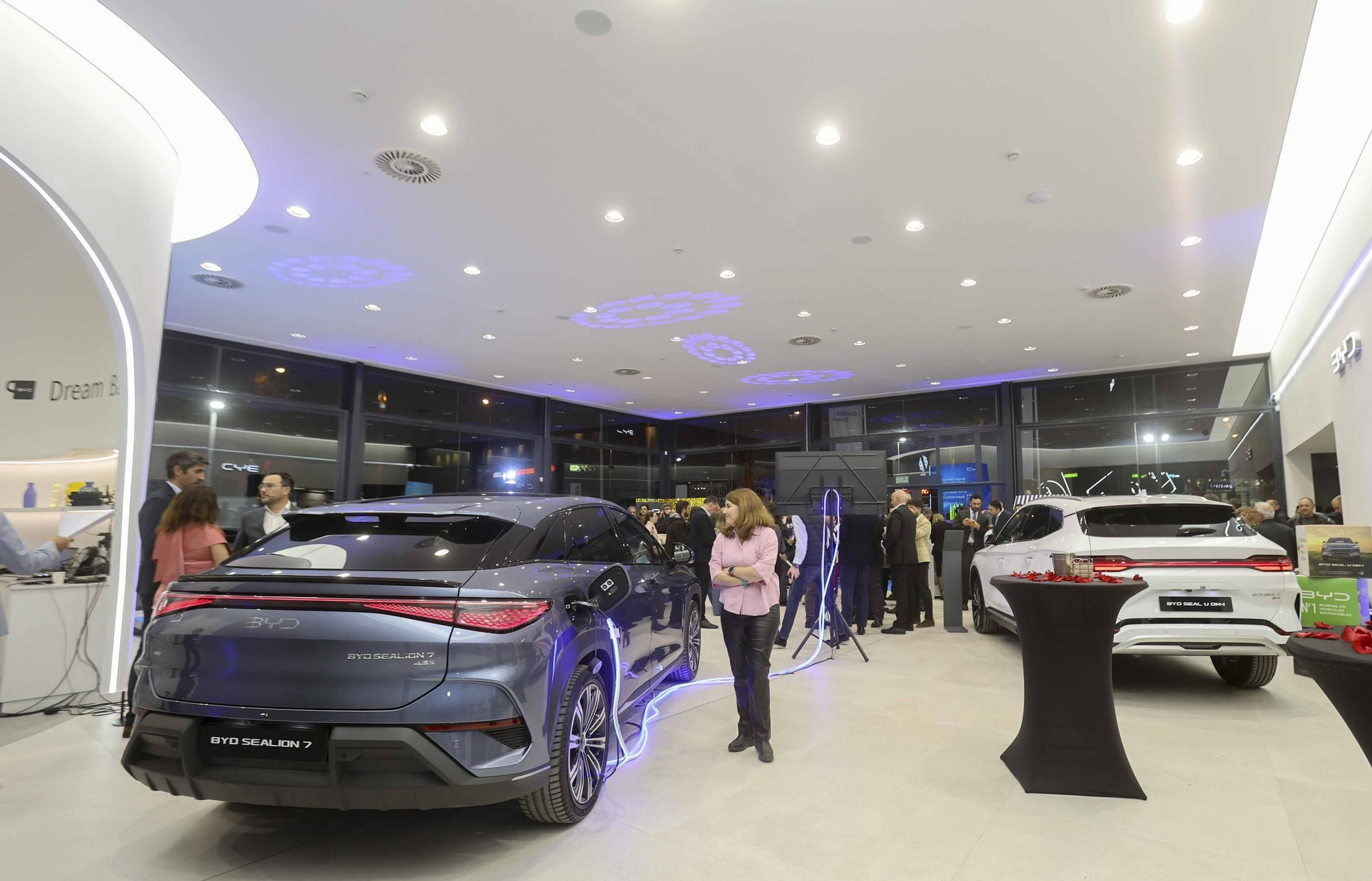 QUADIS Dream inaugura el primer centro BYD en Alicante.