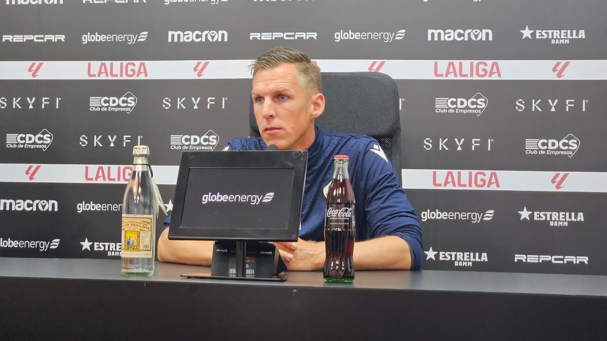 Johan Plat durante la rueda de prensa a la conclusión del partido.
