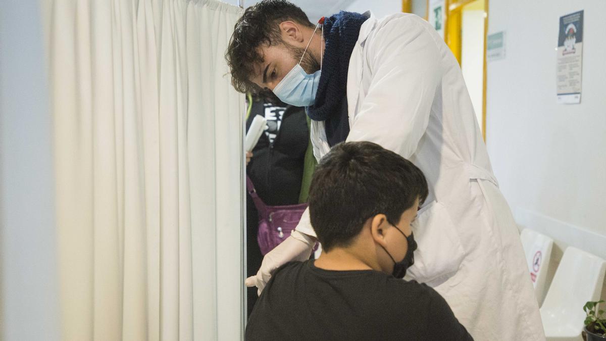 Niños y niñas se vacunan en el centro de salud Seminario (Zaragoza)