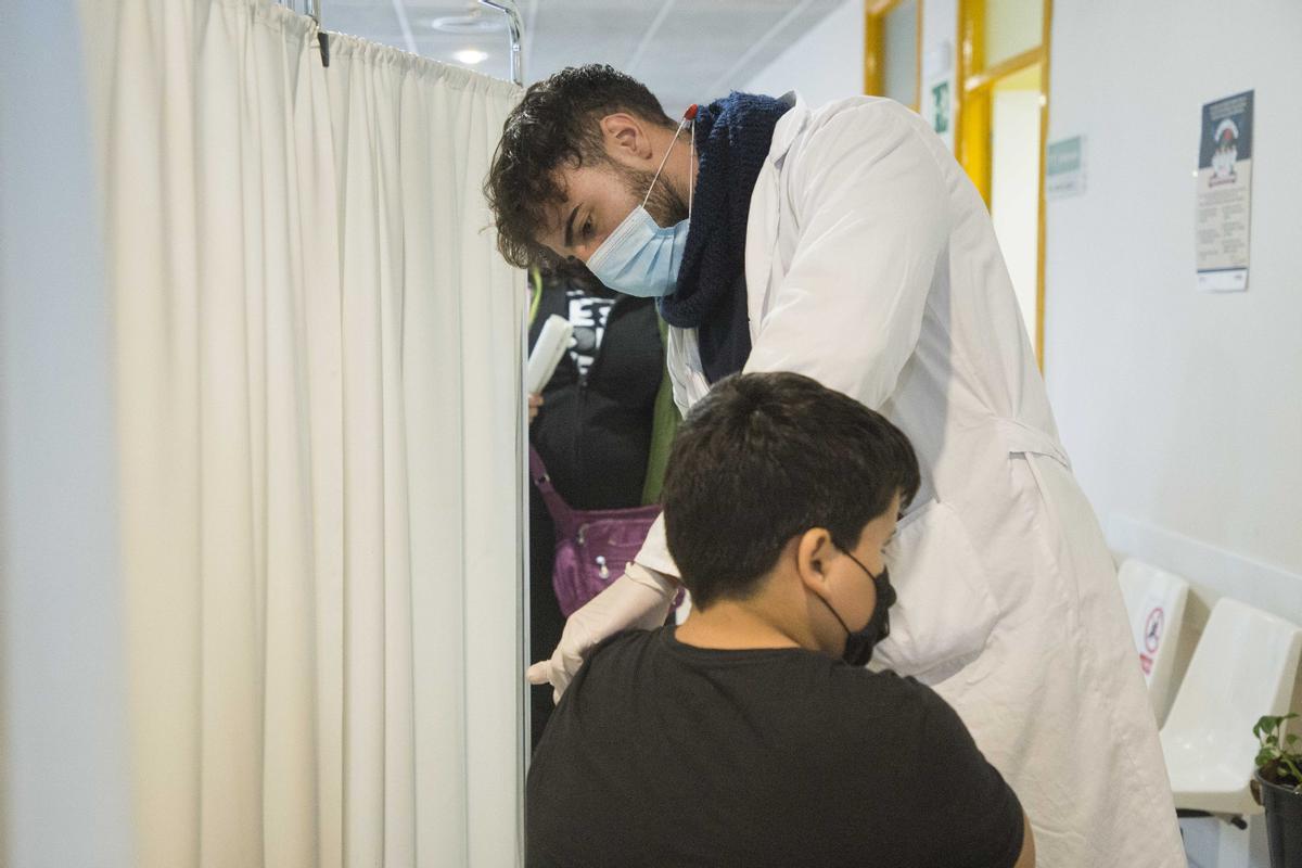 Niños y niñas se vacunan en el centro de salud Seminario (Zaragoza)