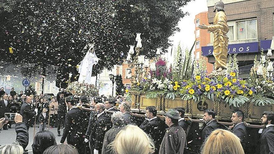 La tradición gana al mal tiempo y Castellón se vuelca con el Encuentro y la fiesta de la mona