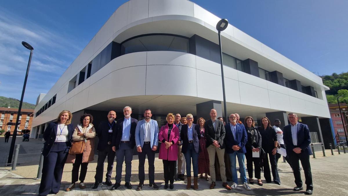 La consejera de Salud, en el centro, junto a los alcaldes de la comarca del Caudal y los directivos del área sanitaria ante el centro de salud de Pola de Lena