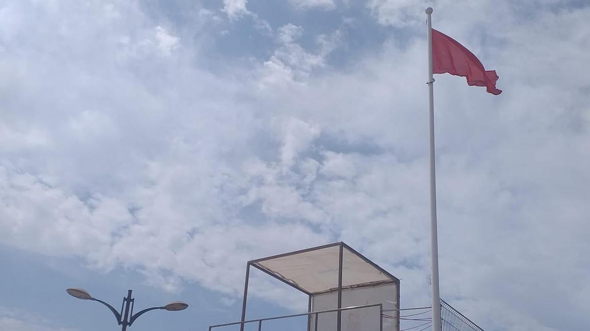 Bandera roja a Port Saplatja.