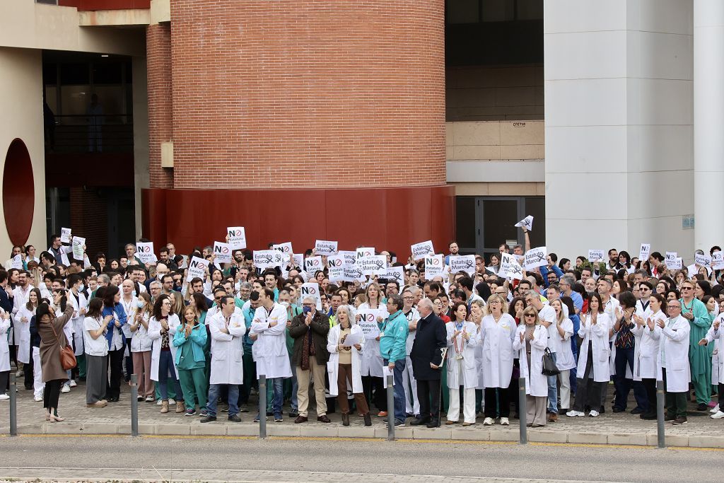 La protesta de los médicos contra el Estatuto Marco de Sanidad a las puertas de la Arrixaca, en imágenes