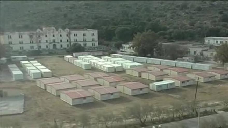Tsipras visita las obras de construcción de barracones para refugiados