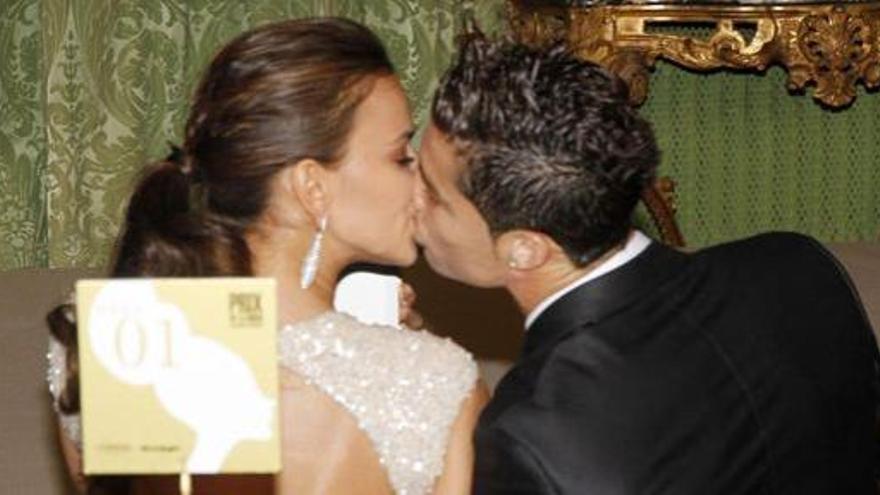 Cristiano Ronaldo besa a Irina Shayk.