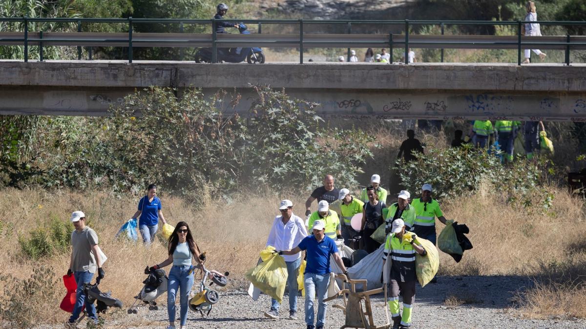 Un nutrido grupo de voluntarios de la fábrica de cementos de Málaga recorrió el Arroyo Jaboneros recogiendo basura.