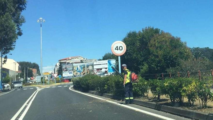 Los operarios municipales se ocupan de la limpieza de la carretera autonómica, en Ardia. // FdV