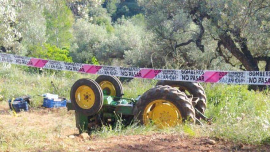 Un hombre de 80 años muere en Alcalà en un accidente con un tractor