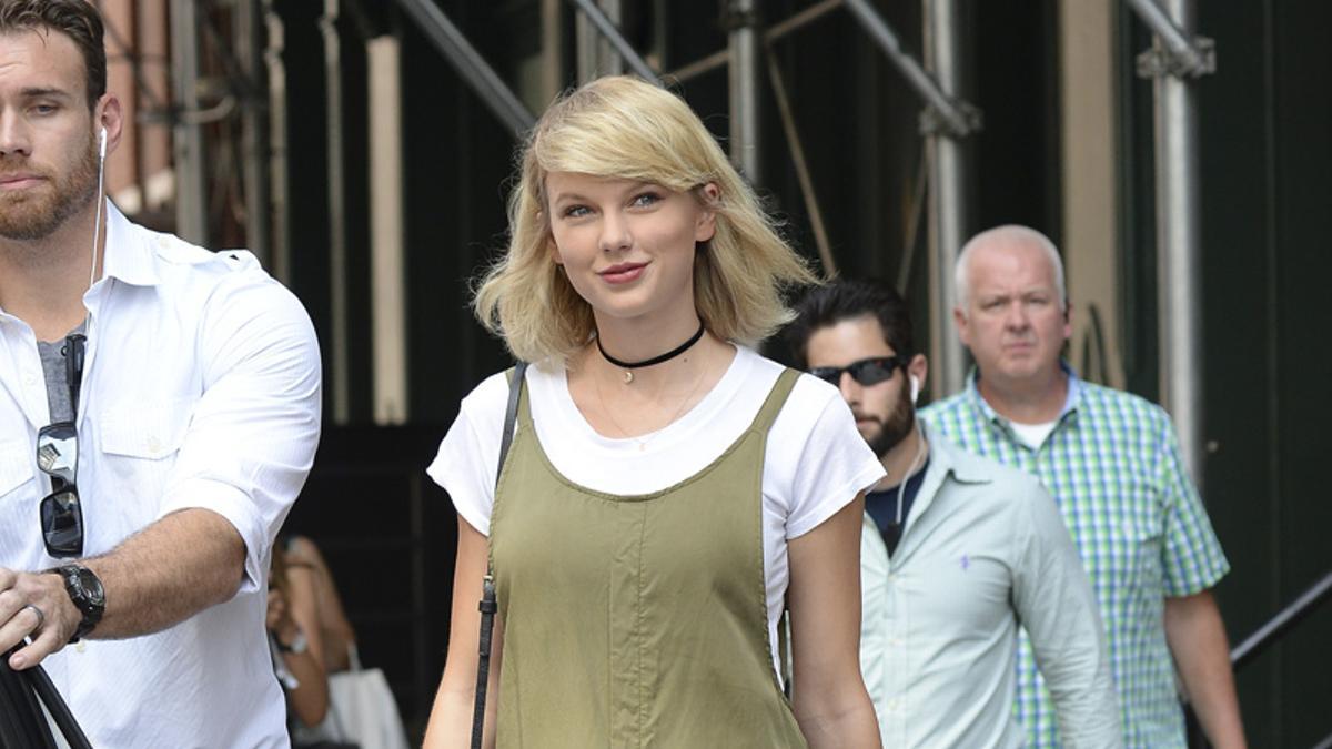 Taylor Swift con vestido de tirantes sobre camiseta blanca